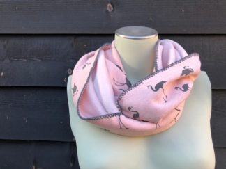 zelfgemaakte warme, fleece sjaal in de kleur roze