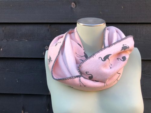 zelfgemaakte warme, fleece sjaal in de kleur roze