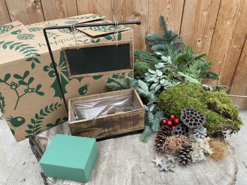 Doe-het-zelf kerstpakket Houten bakje met krijtbord, DIY, Kerst 2021, kerststuk zelf maken, kwekerij Moes & Tuin, Gemaakt bij Ons, workshop, bestellen, cre