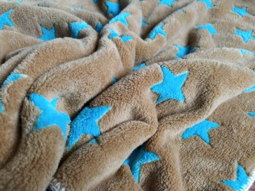 Babydekentje fleece bruin blauwe sterren handgemaakt uniek