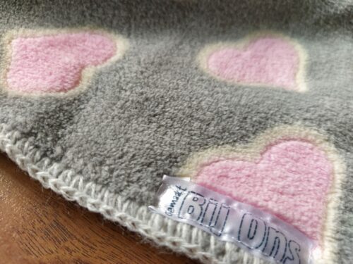 Babydekentje fleece warm grijs roze hartjes handgemaakt uniek