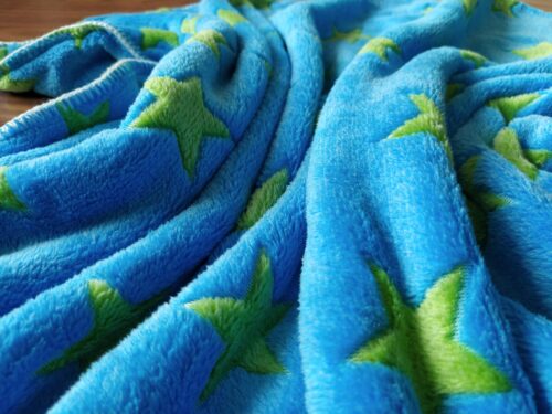 Babydekentje fleece blauw groene sterren, warm, handgemaakt en uniek