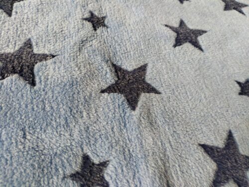 Babydekentje fleece blauw donkerblauwe sterren, warm, handgemaakt en uniek