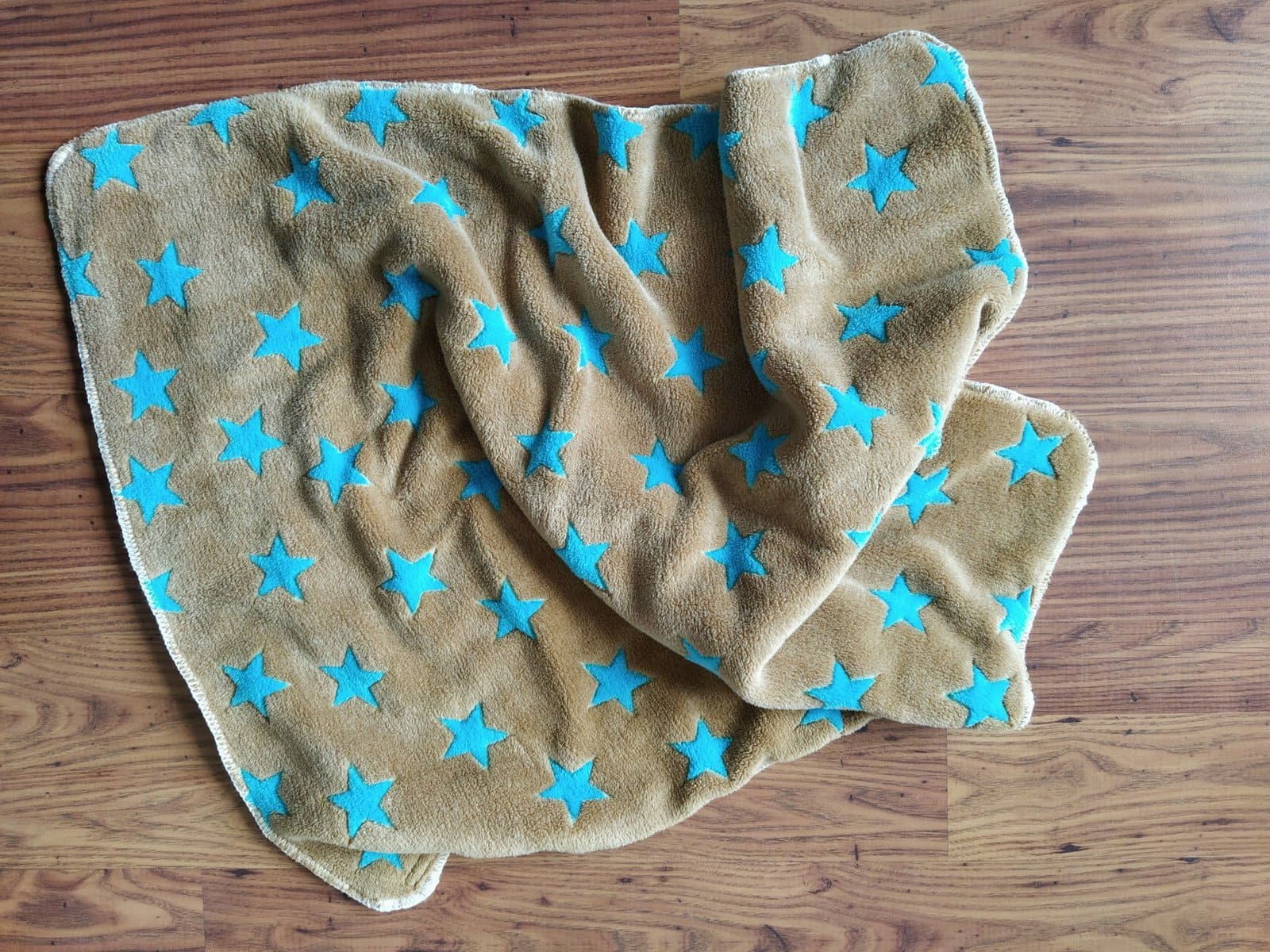 Babydekentje fleece "bruin met blauwe sterren" | Handgemaakt 70x90 cm