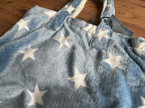 Handgemaakte fleece tas licht blauw met sterren, teddy , schooltas, draagtas kids. Handgemaakte meiden tas, tassen . Gemaakt Bij Ons. (2)