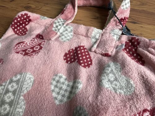 Handgemaakte fleece tas licht roze met hartjes, teddy , schooltas, draagtas kids. Handgemaakte meiden tas, tassen . Gemaakt Bij Ons. (2)