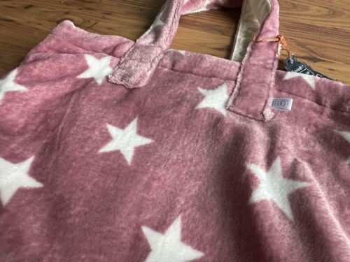 Handgemaakte fleece tas licht roze met sterren, teddy , schooltas, draagtas kids. Handgemaakte meiden tas, tassen . Gemaakt Bij Ons. (2)