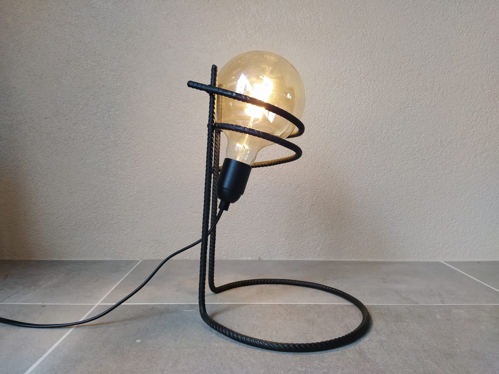 stapel Reusachtig Fascinerend Industriële tafellamp 'Corajoso' | Handgemaakt |Uniek |mat zwart