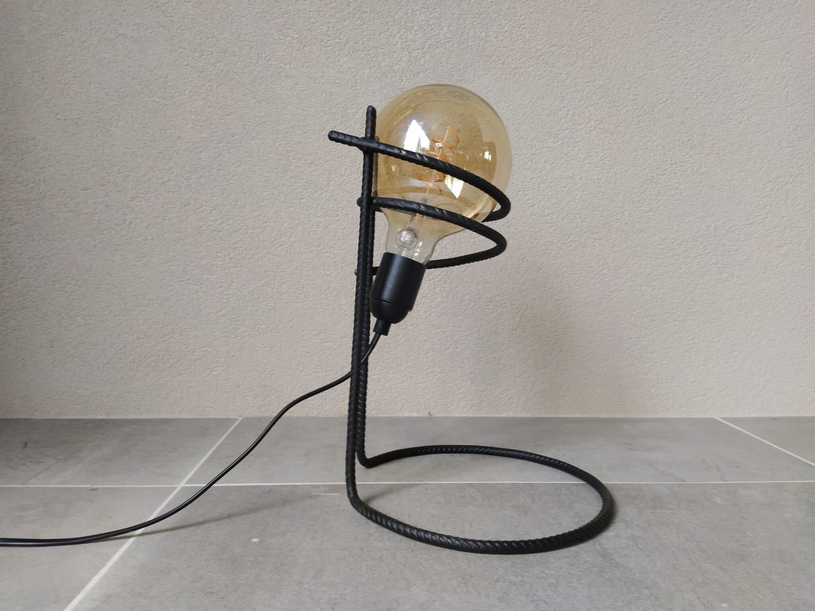 Industriële tafellamp 'Corajoso' | Handgemaakt |Uniek zwart