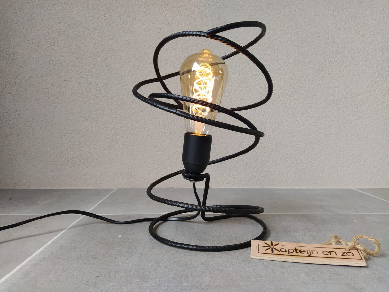 Omhoog Liever draadloos Industriële tafellamp 'Leve' Handgemaakt | Uniek |mat zwart